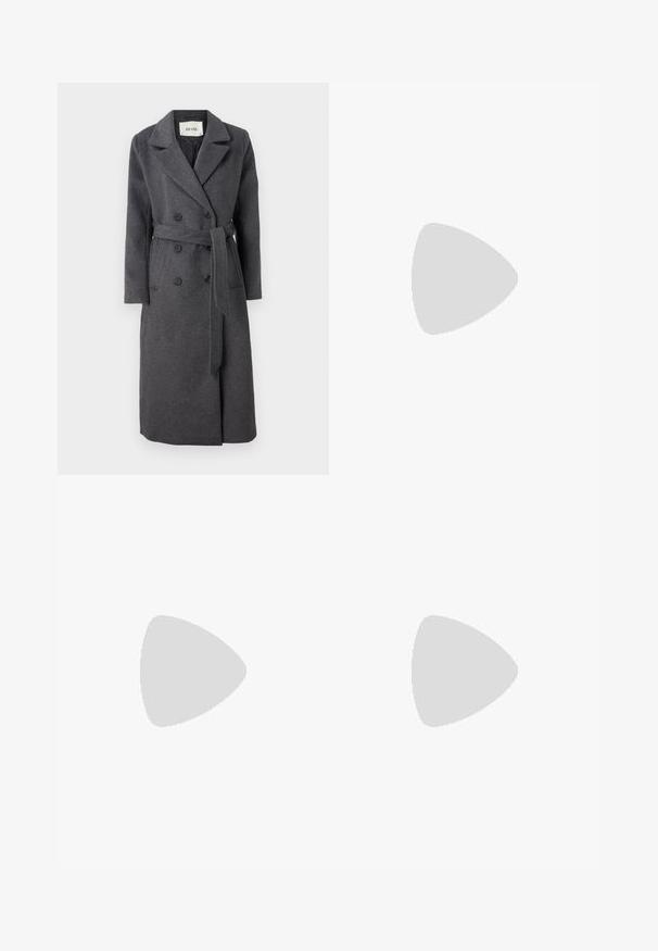 Palton gri din lână, cu deschidere dublă, rever cu colțuri, mâneci lungi, talie cu curea și buzunare laterale. Design clasic, croit elegant.; Pulover negru cu guler înalt, realizat dintr-un material moale, având accente cu nervuri la guler și la mansete, cu o croială relaxată și slituri laterale.; Pantaloni largi din denim închis, cu pliseuri la talie, având un button frontal și pasaje pentru curea. Textură netedă și design pe întreaga lungime.; Botine din suede gri închis, cu vârf ascuțit, panouri elastice pe laterale și un toc mic, pătrat. Au o bandă de tragere în spate.