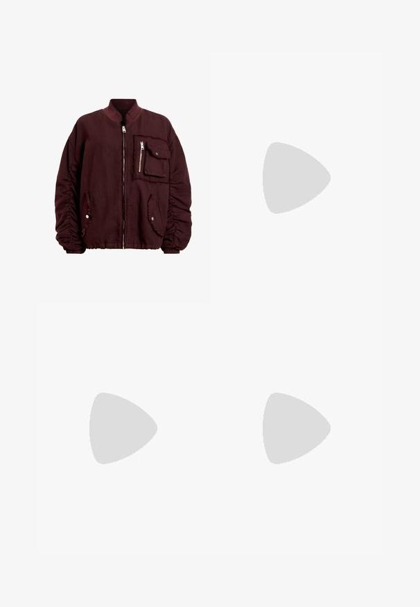 AllSaints Bomberjacks - red; Zwarte korte mouwen t-shirt gemaakt van zachte stof, met een ronde halslijn en een ontspannen pasvorm, met een gladde textuur en zonder patronen.; Zwarte denim broek met wijde pijpen en een hoge taille, voorzien van voor- en achterzakken, gestikte naden en een knoopsluiting. Gladde textuur.; Zwarte slipper met twee gouden gesps, gladde textuur, platte zool en een minimalistisch ontwerp.