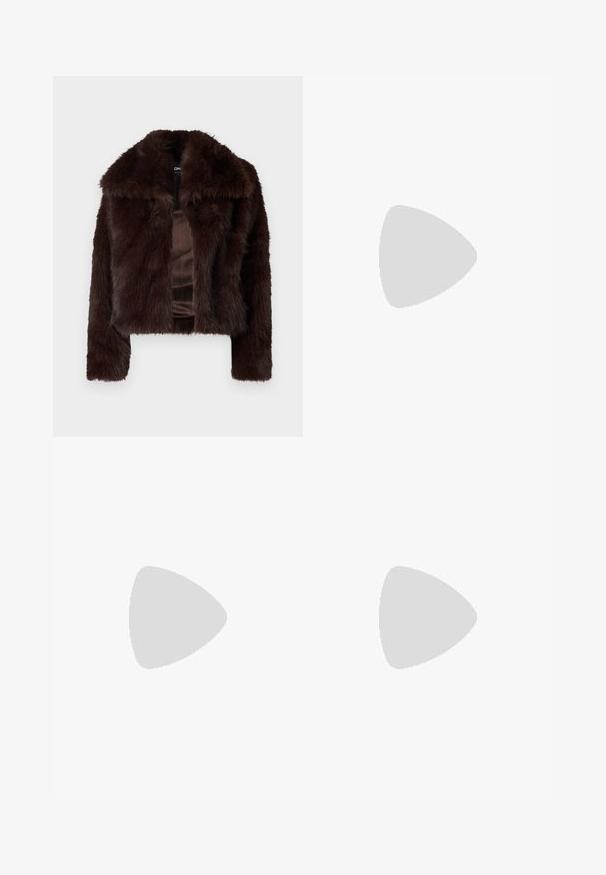 Rjava umetna krznena jakna s širokim ovratnikom, skrajšano oblikovanje in mehak občutek. Satenska podloga brez vidnih zapiranj ali okrasitev.; Kratka, svetlo siva pletena pulover s visokim ovratnikom in rebrastimi manšetami, ki ima strukturne kabelske vzorce po hrbtu in straneh.; Široke hlače v svetlo bež barvi, izdelane iz gladkega materiala. Imajo klasičen pas in ravno sprednjo stran z čistimi linijami.; Rjave semiš Chelsea čizme z elastičnimi stranskimi paneli in debelim, teksturiranim platformnim podplatom. Imajo zanko na peti za lažje oblačenje.