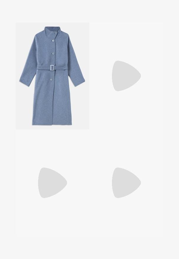 Manteau long en laine bleu clair avec col montant, manches longues, boutons à l'avant et ceinture assortie avec boucle rectangulaire.; T-shirt blanc à manches courtes en tissu côtelé. Col rond, coupe régulière et détails de couture subtils. Aucune motif ni graphique.; Citizens of Humanity ANNINA - Jean droit - westwood dark indigo; Ballerines en cuir noir avec un bout rond, texture lisse, détails de couture minimalistes et design de semelle flexible.