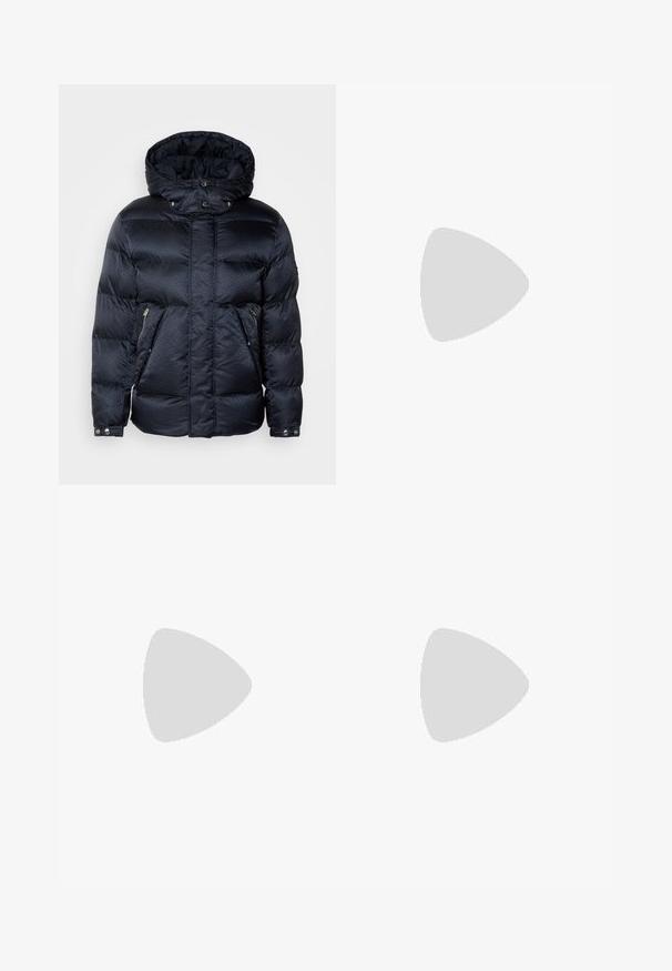 Dunjacka i mörk marinblå med ett quiltat mönster, med huva, dragkedjefickor och knappstängningar vid ärmarna. Slät, glänsande yta.; Två svarta bomullströjor med rund hals, korta ärmar och blå "HUGO"-etiketter på kragarna och sidorna.; Svarta byxor med vikta detaljer, bred benform och en slät textur. Har en röd midjebandsetikett.; Svarta läderskor med rund tå, platt sula och minimal detaljering. Matchas med skräddarsydda svarta byxor som har en jämn yta.