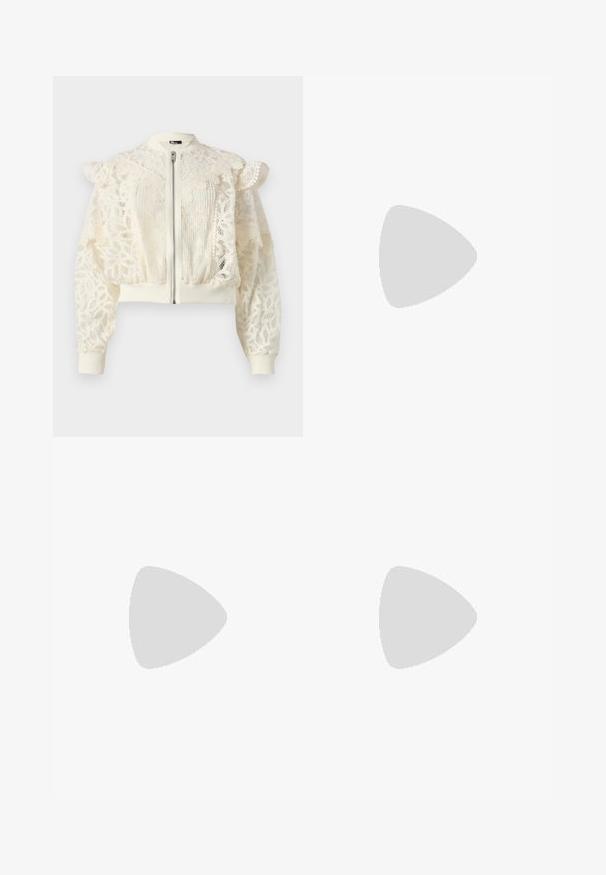 The Kooples BLOUSON - Lichte jas - off white; Witte katoenen t-shirt met korte mouwen, ronde halslijn, comfortabele pasvorm en gestikte zoom. Etiket zichtbaar aan de binnenzijde van de hals.; Zwarte flared broeken met een hoge taille, gemaakt van rekbaar materiaal. Bevat verticale naden aan de voorkant en heeft een gladde textuur.; Witte leren sandaal met blokhak, voorzien van een enkelsluitsel met een gesp en een minimalistisch design. Open teen en gladde texturen overal.