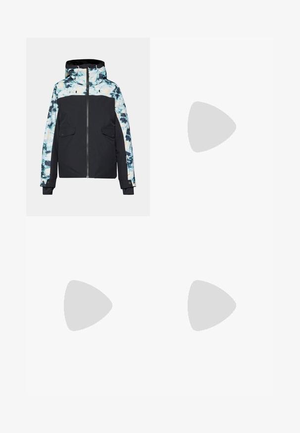 Svart och batikmönstrad isolerad jacka med dragkedja fram, huva och två framfickor. Har kontrastfärgade accenter och justerbara snoddar.; Svart kortärmad t-shirt i bomull. Har rund hals, avslappnad passform och ren fåll utan synliga mönster eller detaljer.; Svarta, lätta byxor med elastisk midja och samlade ankleder. Tyget är slätt och har en avslappnad, avsmalnande design.; Svarta plattformssandaler med kraftiga yttersölar och flera remmar, med metalspännen och en slät läderliknande yta.