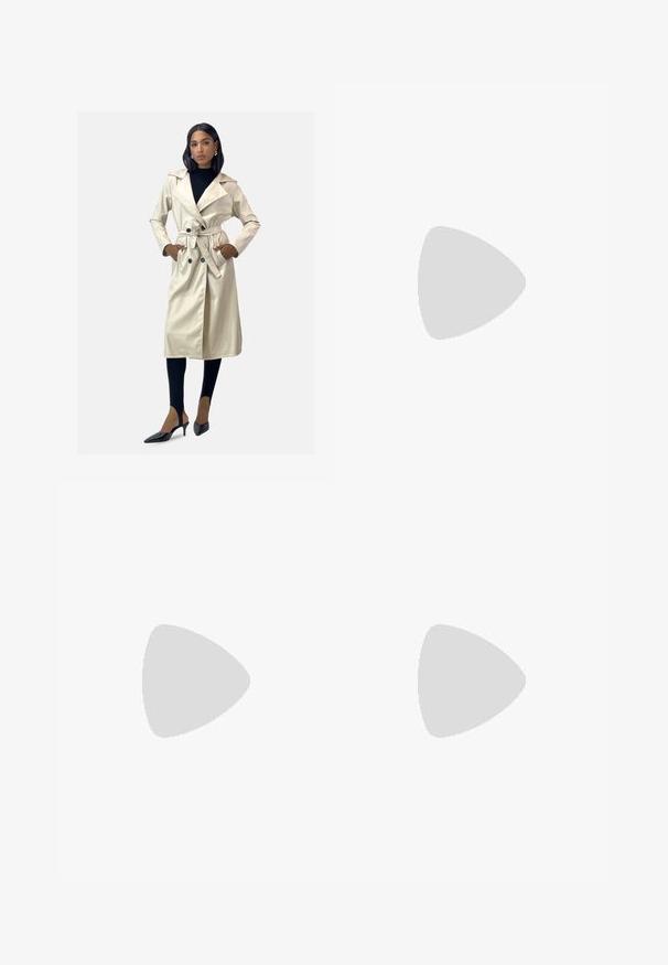 Beige, dubbelsidig trenchcoat med ett knytbälte, stora slag och sidofickor, bärs över svarta leggings och spetsiga klackskor.; Vit t-shirt som är gjord av mjukt, lätt tyg. Har en rund halsringning och korta, vida ärmar med en avslappnad passform. Inga synliga mönster.; Vita vida byxor i lätt tyg med elastisk midja och dragsko för justerbar passform. Mjuk textur.; Stradivarius Sneakers - white