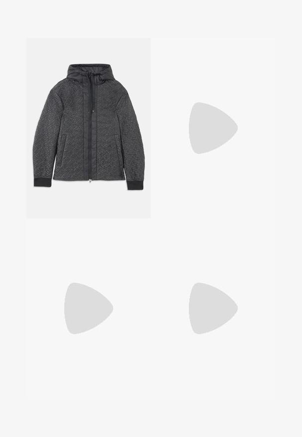 Quilted sort pufferjakke med hætte, med lynlåslukning, sidelommer og struktureret mønster på stoffet. Blødt, letvægtsmateriale.; Hvid bomulds t-shirt med rund halsudskæring og korte ærmer, prydet med et gold EA7 Emporio Armani logo trykt på forsiden.; Sorte atletiske shorts lavet af blødt stof, med en elastisk talje og et lille gult EA7-logo nederst på venstre ben.; Hvide lædersneakers med en glat overflade, rund tå, flade snørebånd og en tekstureret sål. Har et diskret logo på hælen.