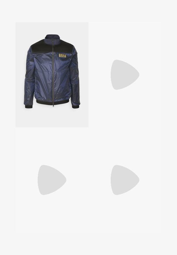 EA7 Emporio Armani JACKET - Bomberjacka - blu navy; Vit bomull t-shirt med rund halsringning och korta ärmar, med en guld EA7 Emporio Armani-logotyp tryckt på framsidan.; Svarta träningsshorts i mjukt tyg, med ett elastiskt midjeband och en liten gul EA7-logotyp på nedre vänstra benet.; Vita lädersneakers med en jämn yta, rund tå, platta snörningar och en strukturerad sula. Har en diskret logotyp på hälen.