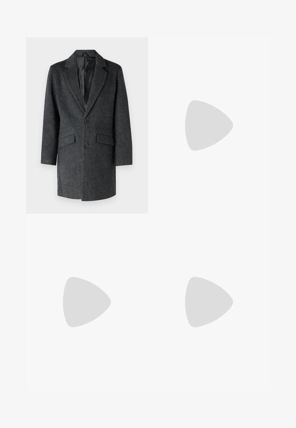 Jack & Jones JJHAYS  - Abrigo clásico - mottled dark grey; Camiseta negra de manga larga, hecha de algodón, con escote redondo, corte holgado y puños acanalados. Textura suave sin patrones visibles.; Pantalones negros de tela suave, con un diseño de pierna recta, dos pliegues frontales y una cintura estándar con trabillas para el cinturón.; Mocasín de cuero negro con un acabado suave, que cuenta con un diseño de costura y un acento decorativo de cadena de metal en el empeine. Tacón plano.