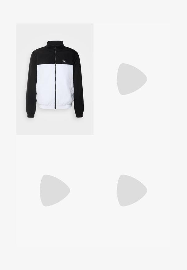 Calvin Klein Jeans PADDED HARRINGTON - Viegla jaka - bright white/black; Baltas kokvilnas T-krekls ar melnu "CK" logo un tekstu "Calvin Klein Jeans", īsām piedurknēm un klasisku apaļu kakla izgriezumu.; Zili denimi džinsi ar šauru piegriezumu, vidējas augstuma jostasvietu, piecu kabatu dizainu, izbalinātu mazgāšanu un vieglu nodilumu priekšpusē un aizmugurē.; Melnas pārgājienu kurpes ar slāņotu dizainu, teksturētu audumu un gumijas zoli, ar nostiprinātām vietām un auklām priekšā.