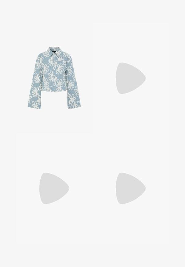 Pieces PCLIBBEY SHIRT JACKET  - Jakna iz džinsa - medium blue denim; Črn kratkosleeveni top iz raztegljive tkanine, ki ima prilegajoč dizajn z naborki na stranicah. Gladka tekstura, klasična oblika.; Črne hlače ravnega kroja z naglavnimi žepi in stranskimi razporki na robu. Narejene iz mehke, gladke tkanine. Primerne za različne priložnosti.; Črne lakirane sandale s peto, kvadratnim prstom, trakovi okrog gležnja in srebrnimi zaponkami. Opremljene so s stabilno Debelo peto.