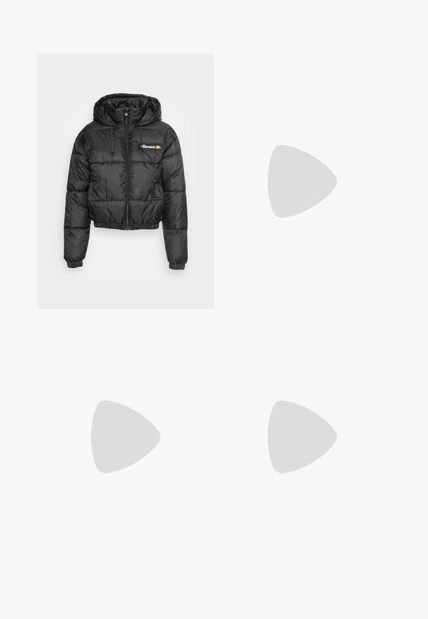 Crna skraćena puffer jakna s kapuljačom, s prednjim zipom i vezicom, kvadratnog dizajna, i malim logotipom na lijevoj strani grudi.; Crna skraćena majica od pamuka. Ima kratke rukave i okrugli izrez. Glatka tekstura s jednostavnim dizajnom, bez dodatnih uzoraka.; Crne široke hlače napravljene od glatkog, sjajnog materijala s elastičnim pojasom i bez vidljivih džepova ili metalnih detalja.; Crne platnene tenisice s bijelim vezicama, bijelim gumastim vrhom i debelim bijelim međusolom. Imaju suptilnu bijelu šav, a đon je od gume.