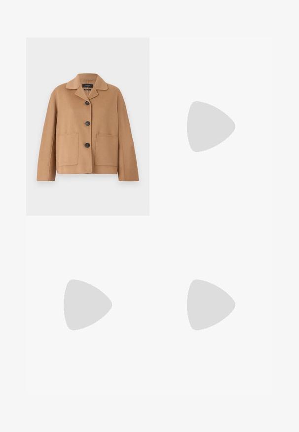 WEEKEND MaxMara SALE - Cappotto corto - camel; T-shirt bianca a maniche corte realizzata in tessuto a costine. Collo rotondo, vestibilità regolare e dettagli di cucitura sottili. Senza motivi o grafiche.; Cappotto nero a trench con maniche lunghe, design avvolgente e cintura coordinata. Realizzato in tessuto morbido, presenta un colletto a punte e tasche laterali.; Pantofole da balletto nere in pelle con punta arrotondata, texture liscia, dettagli di cucitura minimi e design con suola flessibile.; Borsa a tracolla in pelle marrone con chiusura a pattina, hardware color oro, tracolla e una finitura liscia. Forma rettangolare compatta.