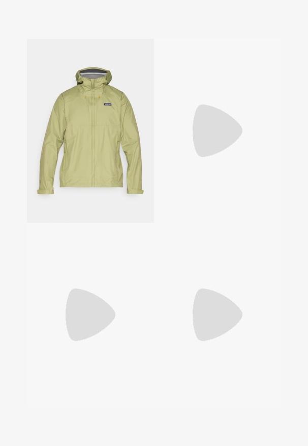 Patagonia TORRENTSHELL RAIN - Hardshell jacket - buckhorn green; Grå kortermet t-skjorte laget av mykt, teksturert stoff med en liten blå Patagonia-logo på venstre bryst. Ingen ekstra mønstre.; Mørkegrå bukser laget av slitesterkt stoff, med glidelåslomme, rett snitt og beltestropper for justerbar passform.; Brune vanntette joggesko med teksturert overdel, perforerte detaljer, svart hæl støtte og en grå gummisåle. Snøring er stilisert med metalliske ender.