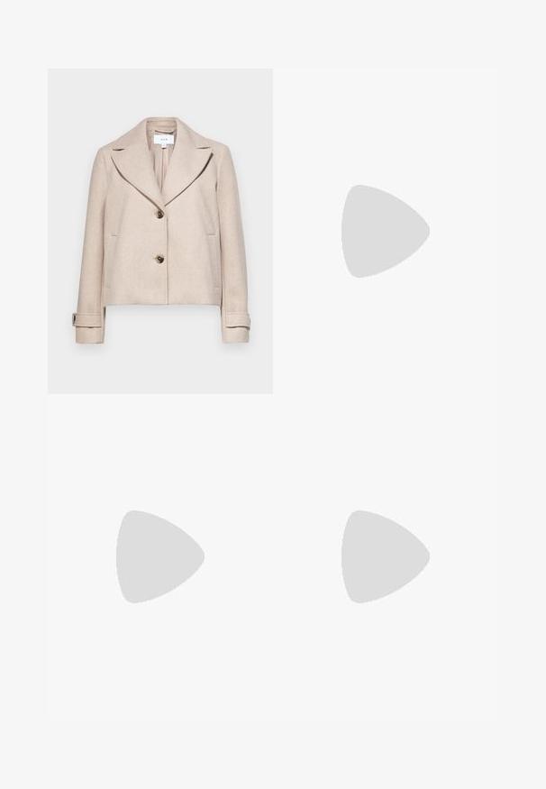 Chaqueta corta beige hecha de una tela suave, con un cuello en pico, dos bolsillos frontales y dos grandes botones marrones.; Top blanco de manga larga y cuello alto, confeccionado en una tela suave y elástica. Presenta un diseño ajustado, sin patrones o adornos visibles.; Jeans de pernera ancha en azul claro, elaborados en denim, con cintura alta, diseño de cinco bolsillos y un ligero desvanecimiento que les da un aspecto usado.; Zapatillas de plataforma blancas hechas de material sintético suave, con punta redondeada, diseño de cordones y suela de goma texturizada. Acento en el talón negro.