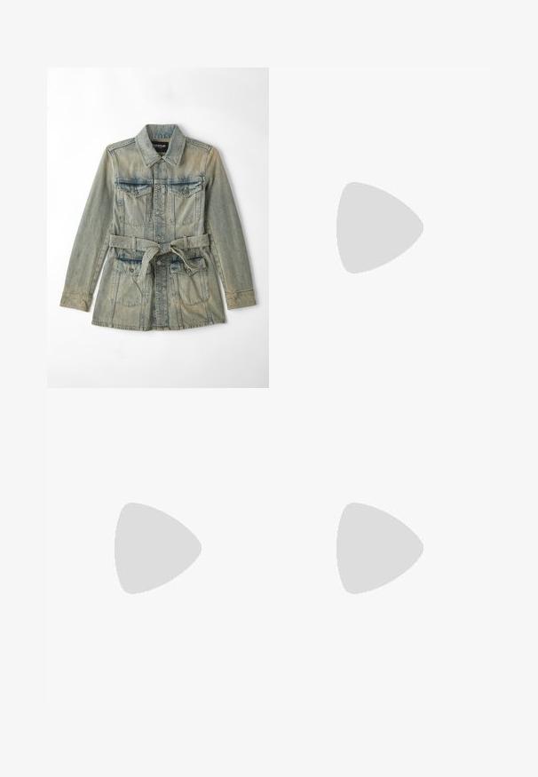 Chaqueta de mezclilla en azul claro, con cuello, bolsillos frontales con solapas, cintura con cinturón y cierres de botón. La textura desgastada añade detalle.; Blusa de manga larga color beige claro con cuello alto y un cierre en la parte posterior, hecha de una tela suave y lisa; presenta un diseño ajustado y un dobladillo recto.; Jeans ajustados de mezclilla azul con una textura suave, cintura de altura media, cinco bolsillos y un leve desgaste en los muslos. Presenta botón de metal y cremallera.; Mules negros de cuero sin hebillas con punta afilada, textura recogida y un pequeño tacón de gato. Presentan un detalle de cordón en la abertura.; Pequeña bolsa de cuero negra con forma redondeada, asa superior y correa desmontable. Llevada con un vestido de tela negra y zapatos plisados negros.; Pendientes de aro en tono dorado con un diseño retorcido, que presentan una textura estriada y un acabado suave. Construcción ligera y hueca.