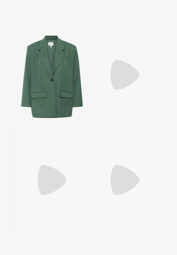 Gestuz CALLIA - Kort kåpe / frakk - posy green melange; Hvit bomull T-skjorte med korte ermer og rund halslinning. Har et rosa merke på innsiden av halsen. Jevn tekstur.; Sorte denimshorts med høy midje, vid bendesign, med fem lommer og knappelukking. Jevn tekstur med minimal falming.; Svarte isolerte slip-on sko med teksturert såle og hvit logo, brukt med grå strikkede sokker, sammen med ribbede sennepsfargede bukser.