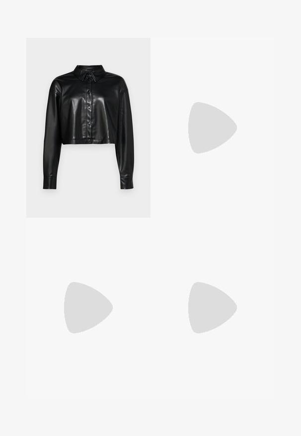 Supjaustyta juodos odos marškiniai su sagomis priekyje, smailiu apykakle ir ilgomis rankovėmis. Yra blizgus paviršius ir standartinės sagų detalės.; Šviesiai rudos spalvos marškinėliai, pagaminti iš minkštos medvilnės, su apvalia iškirpte, trumpomis rankovėmis ir laisvu siluetu bei tiesiu apvadu.; Plačios kojų džinsai iš juodo džinsinio audinio su užtrauktuku priekyje, penkių kišenių dizainu ir subtiliais siuvinėjimo akcentais. Lygus paviršius ir laisvalaikio stilius.; Bežiniai aukštakulniai sandalai su bloko kulnu, juostelių dizainu ir reguliuojama kulkšnies juostele, pagaminti iš lygaus sintetinės medžiagos su matinio paviršiaus apdaila.