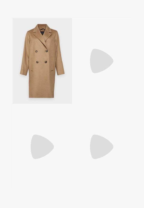 Beige dubbelzijdige jas van zachte wolmix, met ingesneden revers, twee voorzakken en grote donkere knopen.; Witte gebreide top met korte mouwen en een ronde halslijn, met een gladde textuur en subtiele ribgebreide accenten bij de mouwen en de zoom.; Zwarte op maat gemaakte broek met een rechte, brede pijpontwerp, met een gladde textuur en een platte voorkant met riemlussen.; Zwarte leren hoge hak schoen met een spitse neus en een ronde, bolle hak. Gladde textuur met een elegant, minimalistisch ontwerp.