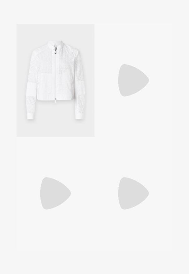 Marc Cain Bomberjacke - white; Schwarzes, schulterfreies T-Shirt aus Baumwolle mit kurzen Ärmeln. Auf der Vorderseite befindet sich ein kleines, graues Calvin Klein-Logo.; Helle blaue Denim-Jeans mit hoher Taille, geraden Beinen und dezenten Ausbleichungen. Verfügt über Gürtelschlaufen, fünf Taschen und einen Metallknopfverschluss.; Schwarze Lederloafers mit glatter Oberfläche, genähten Details um die Zehen und einer niedrigen Gummisohle. Kombiniert mit weiten schwarzen Hosen.