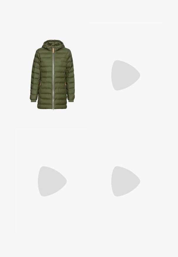 Olijfgroene pufferjack met capuchon, volledige rits, zijzakken, geribbelde manchetten en een quiltontwerp.; Zwart oversized t-shirt met een afbeelding van een beer en de tekst "NIET SCHATTIG, MAAR WILD" in grote, witte letters. Gemaakt van katoen.; Lichtblauwe, hooggeritste jeans van denim. Beschikken over wijde pijpen, twee gescheurde knievalken en klassieke vijfzakken styling.; Witte high-top canvas sneakers met een zwarte rubberen zool, een rubberen neuskap aan de voorkant en zes gaatjes voor veters, met een schone, minimalistische uitstraling.