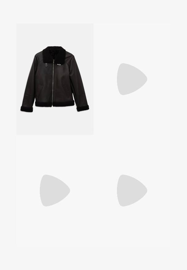 Jachetă din piele sintetică neagră cu guler și manșete din blană artificială. Are un fermoar frontal și buzunare laterale. Textură netedă cu un design minimalist.; Tricou alb din bumbac, cu mâneci scurte, guler rotund, croi lejer și tiv cusut. Eticheta este vizibilă pe interiorul gulerului.; Pantaloni bleumarin din material neted, cu un design drept, dotat cu pliuri frontale și buzunare laterale pentru un aspect elegant.; Bocanci negri până la genunchi cu un finisaj lucios, vârf pătrat și toc masiv. Designul prezintă o textură netedă și o silueta elegantă.