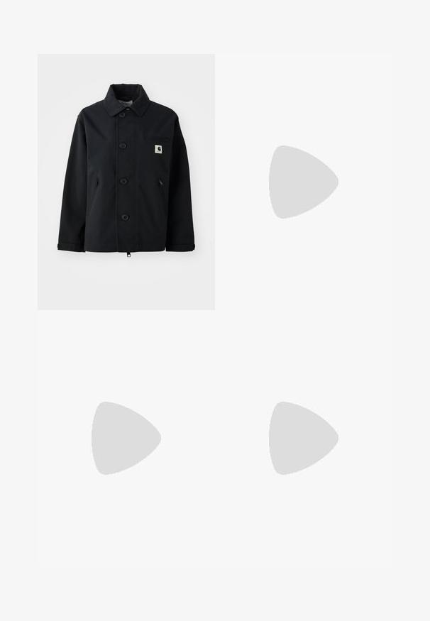 Zwarte jack gemaakt van stevig materiaal met een rechte snit, voorzien van een knoopsluiting aan de voorkant, zijzakken en een borstzak met een logopatch.; Lichtpaarse korte mouwen t-shirt van zachte stof, met een wit logo op de bovenste linkerborst en een relaxed fit ontwerp.; Mannelijke zwempantalons in het wit met verticale paarse strepen, elastische tailleband met trekkoord en een klein oranje geborduurd logo aan de linkerkant.; Sneaker met een zachte roze en witte bovenkant, met textuur in het suède, een gevoerde kraag en een zichtbare luchtunit in de hiel. Crème-kleurige zool.
