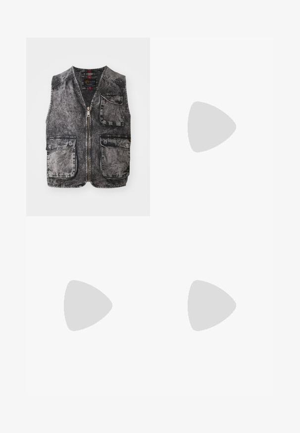 Denim-vesti tummanharmaana, jossa on vetoketjusuljenta, viisi taskua ja hihaton muotoilu. Kankaan tekstuuri, jossa näkyvät saumat.; Nike musta musta T-paita, jossa on klassinen pyöreä kaula-aukko, lyhyet etkä hihat sekä hillitty, kohopainettu logo rinnassa. Silkkinen rakenne.; Mustat, elastisella vyötäröllä varustetut collegehousut, joissa on löysä istuvuus, cuffattu lahje, sileä pinta ja ilman näkyviä kuvioita tai varusteita.; Valkoiset urheilukengät, joissa on tekstuuriset päällysteet, paksu pohja ja harmaat yksityiskohdat. Yhdistetty valkoisiin putkisukkiin ja vihreisiin shortseihin sinisellä pinnalla.