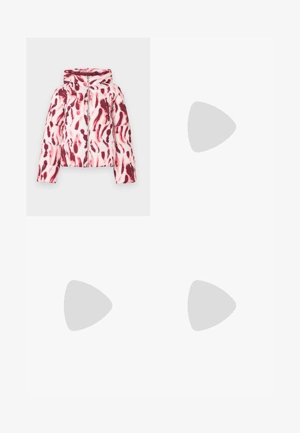 Pohodlná bunda s růžovým a burgundským abstraktním vzorem, opatřená kapucí a předním zipem, vyrobená z hladkého, lehkého materiálu.; Černé oversized tričko s grafikou medvěda a textem „NENÍ CUTE, ALE DIVOKÝ“ v tučném bílém písmu. Bavlněný materiál.; Světle modré džíny s vysokým pasem vyrobené z denimu. Mají široké nohavice, dvě roztržené oblasti na kolenou a klasický pětikapsový střih.; Bílé vysoké plátěné tenisky s černou gumovou podrážkou, přední gumovou špičkou a šesti očky na tkaničky, se čistým, minimalistickým designem.