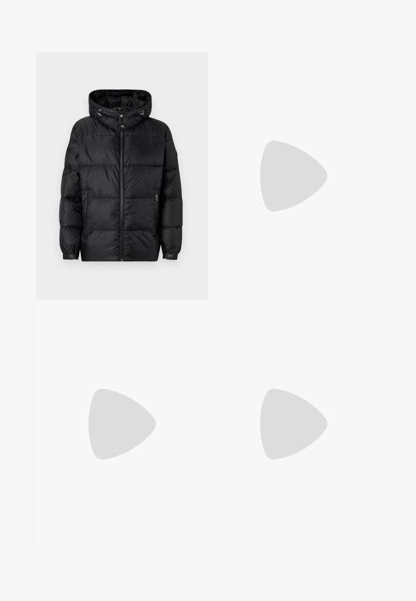 Chaqueta puffer negra con capucha, diseño acolchado, cierre frontal con cremallera y bolsillos laterales. Presenta herrajes en tono plateado y puños elásticos.; Camisa de polo de manga corta, de color azul marino con rayas verticales blancas. Presenta cierre de botones y un patrón de punto texturizado.; Pantalones negros ajustados con corte recto, hechos de tejido suave. Presentan trabillas y detalle de pliegue en la parte frontal.; Zapatillas de cuero blanca con un acabado suave, punta redondeada, cordones planos y una suela texturada. Acento de ante gris en el talón.; Gafas de sol de plástico transparente con lentes marrones rectangulares, que cuentan con finas varillas transparentes y acentos metálicos en las patillas.