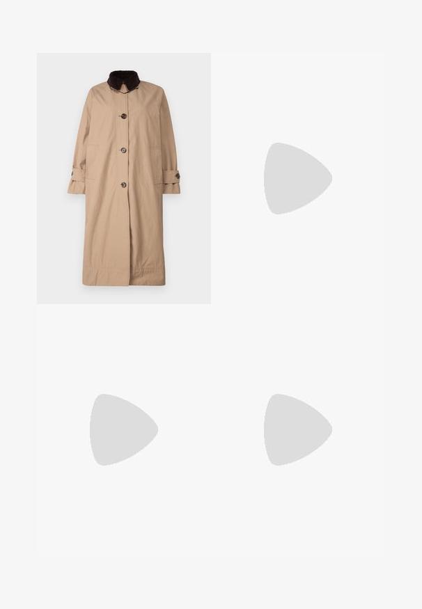 Beige hosszú kabát, amely pamutból készült, sötétbarna bársonykollárral, elülső gombokkal és oldalsó zsebekkel. Egyszerű dizájn és egyenes fazon.; Fehér, rövid ujjú, gombos ing, hegyes gallérral és ívelt alsó résszel. Pamutból készült, sima textúrával és látható minták nélkül.; Fekete, testhezálló nadrág egyenes szárú kivitelben, sima textúrával és éles redőkkel az elején. Nincs látható fémalkatrész.; Beige színű, blokksarkú szandálok vékony pántokkal és négyzet alakú orral. Simább anyag, minimális részletezéssel, amely könnyű viselésre lett tervezve.