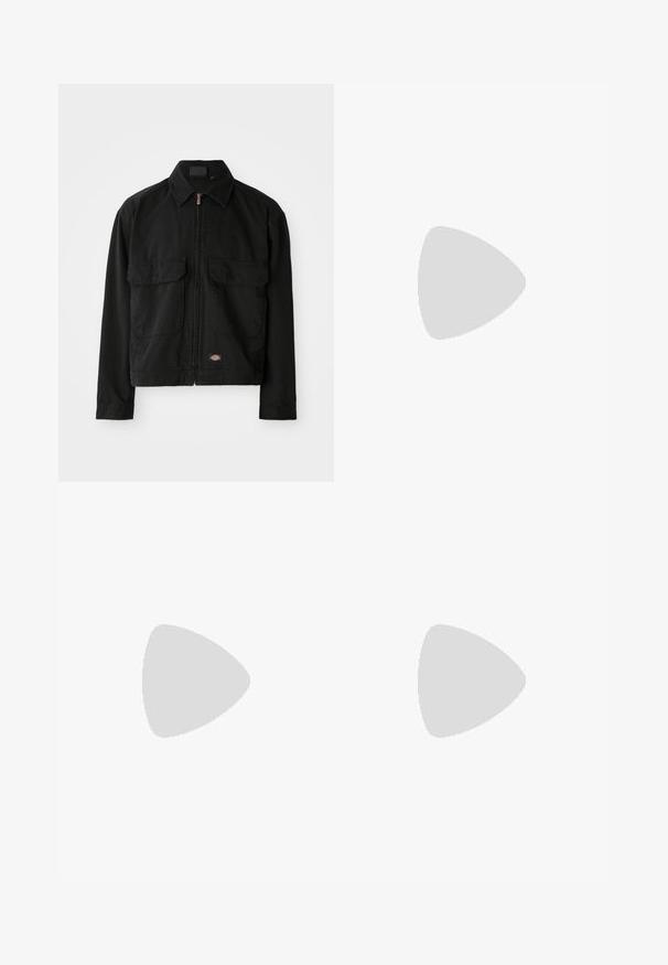 Sort bomuldsjakke med lynlås, spidse krave, to forreste klaplommer og logo patch ved kanten. Glat tekstur, afslappet design.; Tre ensfarvede hvide bomulds t-shirts med korte ærmer. Hver shirt har en rund halsudskæring og et lille sort logo mærke på venstre side.; Lyseblå denimbukser med løs pasform, der har to forskellige stofpaneler, en frontlukning med knap og brede ben.; Sorte ruskind sneakers med tre hvide striber, struktureret brun gummisål og sorte snørebånd. Indersiden har et logo-mønster.