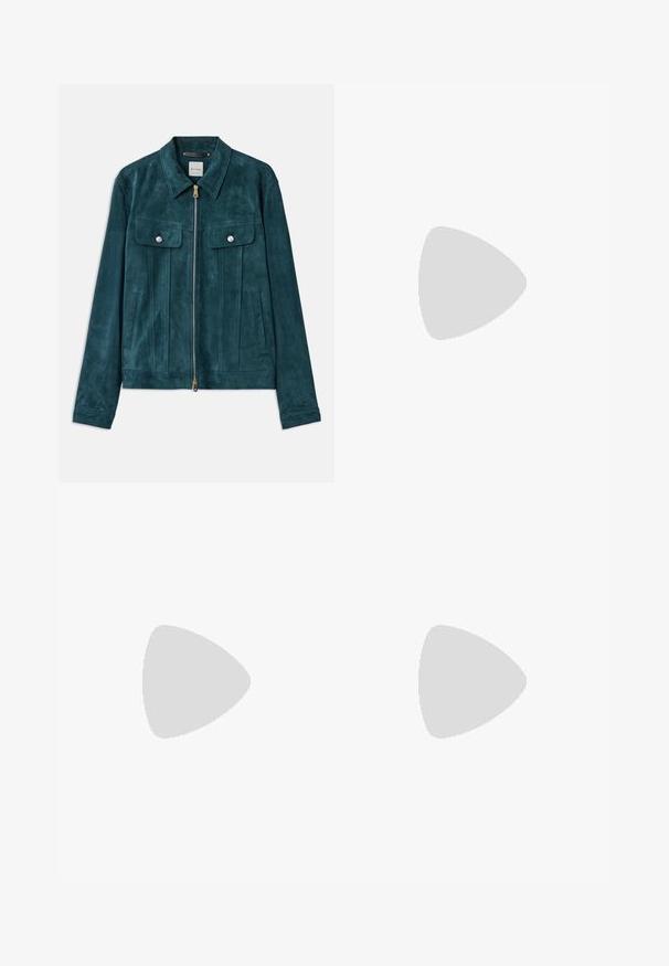 Veste en daim teal avec un col, fermeture éclair, poches avant et quincaillerie argentée. Présente des panneaux verticaux et une texture lisse.; T-shirt gris à manches courtes fabriqué en tissu doux et texturé. Présente un col rond classique et un ourlet droit, idéal pour une tenue décontractée.; Jeans en denim blanc avec un design à jambe droite, comportant deux poches avant, une poche arrière et une fermeture à bouton en métal à la taille.; Stuart Weitzman CLUB CLASSIC PENNY LOAFER - Mocassins de ville - black