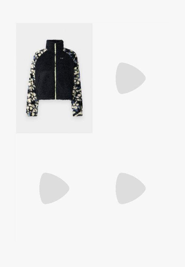 Chaqueta de forro polar negra y esponjosa con mangas estampadas en azul y crema; cuenta con un cuello alto y un cierre frontal con un acento en verde neón.; Camiseta negra recortada de algodón, con mangas cortas, escote redondo y un pequeño logo blanco en el lado izquierdo del pecho.; Pantalones vaqueros de pierna ancha hechos de tejido de algodón azul de peso medio. Presentan un diseño clásico de cinco bolsillos y una cremallera con cierre de botón.; Zapatilla de piel blanca con acentos de ante beige, caja de puntera perforada, cordones planos y suela texturizada en color crema. Cuenta con un branding sutil en el talón.