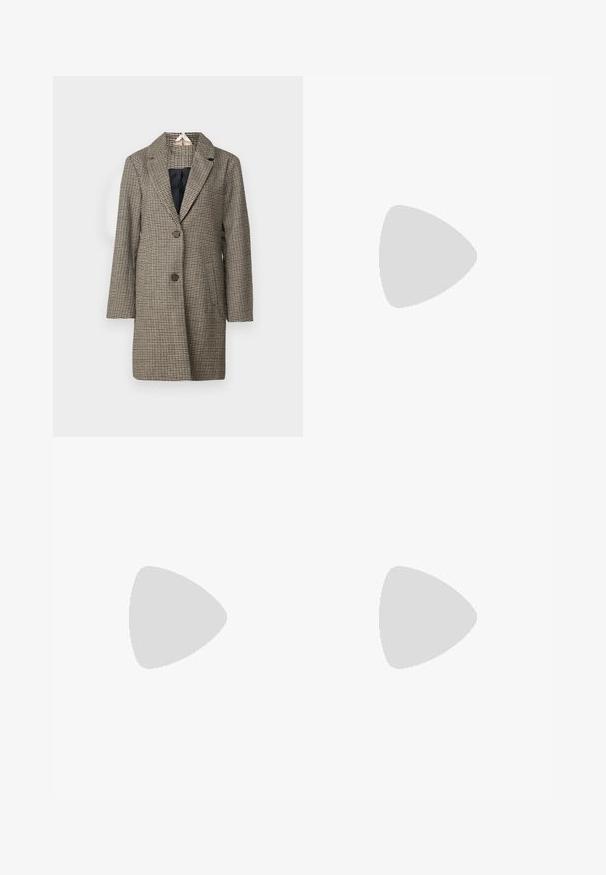 Καφέ και κρεμ παλτό με σχέδιο καρό, διαθέτοντας σαρκωτό λαιμό και δύο κουμπιά, καθώς και πλαϊνές τσέπες. Το ύφασμα έχει μια δομημένη υφή.; Ανοιχτό μπλε τοπ από γυαλιστερό ύφασμα, με κλασικό γιακά, μπροστινό κούμπωμα, φουσκωτά μανίκια και επίπεδη, ριγέ στρώση στο ποδόγυρο.; Σκούρες μπλε τζιν παντελόνες ίσιας γραμμής με πέντε τσέπες, πορτοκαλί ραφές και κλείσιμο με κουμπί.; Μαύρο δερμάτινο λόφερ με χαμηλό μπλοκ τακούνι, στρογγυλή μύτη, διακοσμητική ζώνη και υφή ραφής στο επάνω μέρος. Λείο φινίρισμα.; Χρυσή ροζ αλυσίδα με κρεμαστό σχήμα κύκνου, διακοσμημένη με διάφανες κρύσταλλους. Η αλυσίδα διαθέτει έναν λεπτό σχεδιασμό συνδέσμων.