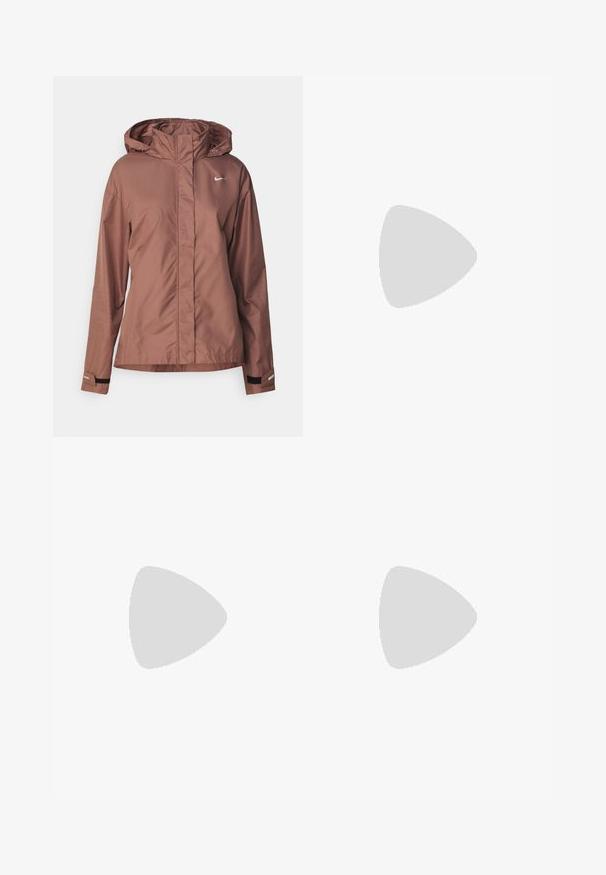 Giubbotto in nylon marrone con colletto alto e cappuccio integrato. Caratterizzato da un design elegante, polsini elasticizzati e un'accenno di logo sottile.; Maglietta atletica nera realizzata in tessuto liscio, con un design anteriore annodato e un piccolo logo Nike bianco sul petto.; Leggings neri realizzati in un tessuto liscio e elasticizzato. Vita alta senza motivi o dettagli visibili. Vestono aderenti dalla vita alle caviglie.; Scarpa sportiva nera con tomaia in mesh testurizzato, un logo Swoosh in rosé metallico e una suola bianca con imbottitura. Suola in gomma con motivo di trazione.