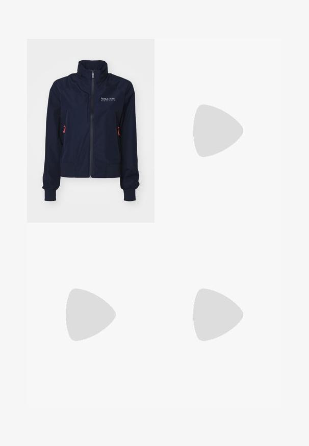 Marinblå vindjacka med hög krage, framdragkedja, elastiska mudd och röda detaljer. Logotyp på övre vänster bröst.; En enkel svart bomulls T-shirt med kort ärm och rund hals, uppvisad på en vit bakgrund.; Svarta yogabyxor med hög midja, tillverkade av stretchigt tyg, med en utformat ben med utsvängd design och en mjuk yta genom hela byxorna.; Vitcanvas sneakers med en chunky sula, rund tå och fem öglor för snören. Bakre tab för enkel påtagning. Slät yta, minimalistisk design.