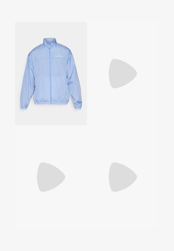 Lysblå, lynlåset vindjakke lavet af skinnende, let materiale. Har elastiske manchetter og et broderet logo på brystet.; Lys beige t-shirt med en sort, ribbet rund hals og korte ærmer. Har tre sorte striber på venstre bryst og ærmeskanten.; Hvide sportsshorts med elastisk talje og justerbar snor. Glat stof med en diskret tekstur, der har sidelommer.; Hvid sportsko med sorte striber, letvægts mesh-overdel, rund tå og en polstret sål mærket "Lightstrike Pro."