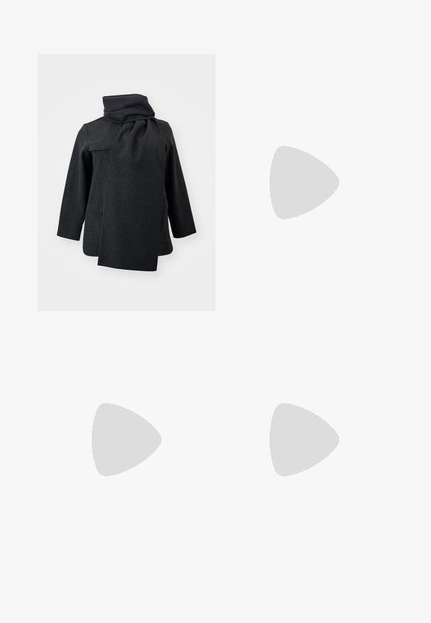 Temno siva volnena plašča z visokim ovratnikom in integriranim šalom. Ima dva sprednja žepa in ravno oblikovana rokava. Mehka tekstura.; Rumena srajca z dolgimi rokavi, s koničastim ovratnikom in sprednjim gumbom za zapiranje. Ima vertikalne modre črte in prilega se.; Sive krojene hlače s širokimi nogavicami, ravnim sprednjim delom in subtilno teksturo. Imajo en gumb za zapiranje in čiste linije.; Črne škornje do kolen, izdelane iz sijočega materiala, z debelim blok peta in zaobljenim prstom. Šivi potekajo ob zunanji strani.