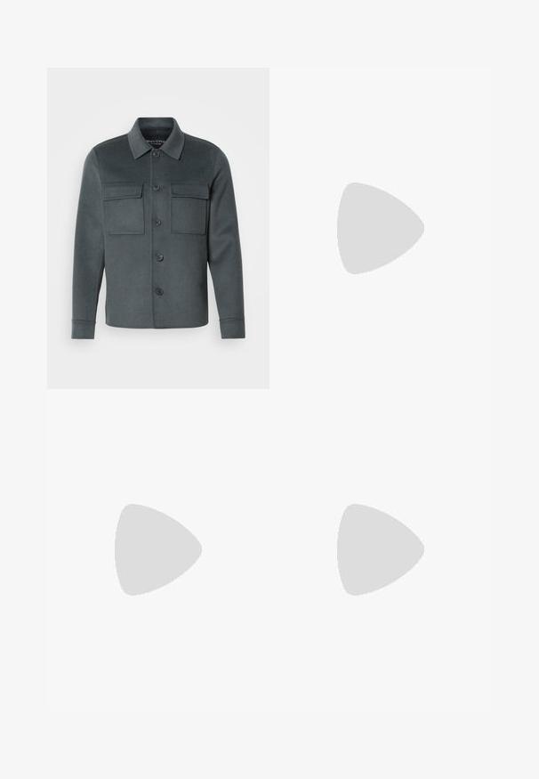 Dunkelgraue Jacke aus weichem Stoff, mit knöpfbarem Vorderteil, zwei Brusttaschen und einem Kragen-Ausschnitt mit umgeschlagenen Manschetten.; Schwarzes langärmliges Turtleneck-Shirt aus weichem Material. Hat ein figurnahes Design mit gerippten Bündchen und einer glatten Textur. Keine Muster oder Logos.; Dunkelblaue Jeans aus Denim mit schmalem Schnitt, Fünf-Taschen-Design, Knopfverschluss und minimaler Ausbleichung. Flacher Vorderteil und schmale Saumöffnungen.; Schwarze Leder Chelsea-Stiefel mit elastischen Seitenpanelen und einem Zugtab. Gerundete Zehenpartie und flache Gummisohle, die eine glatte Oberfläche zeigt.