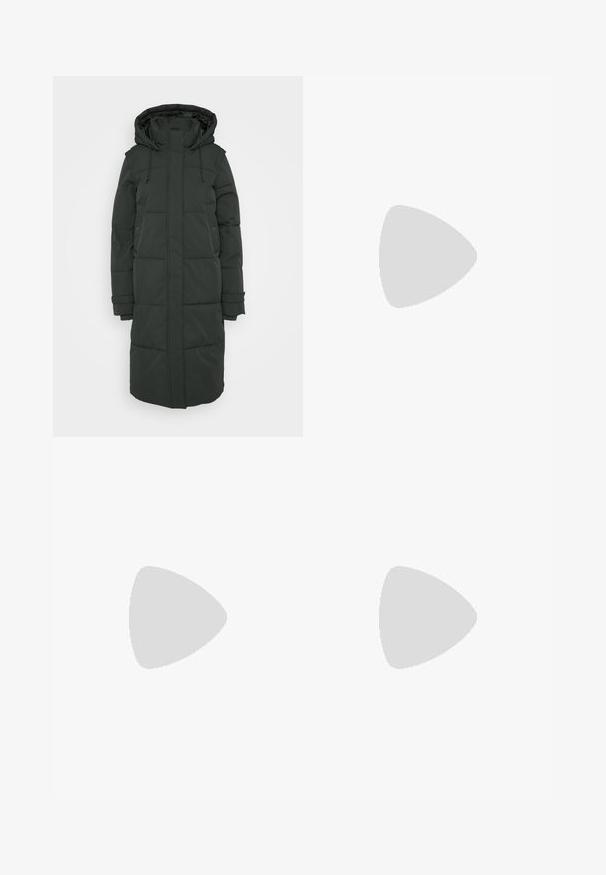 Vero Moda Tall VMMARGARET ciemnozielony; Czarna koszulka z krótkim rękawem i wysokim dekoltem, wykonana z gładkiej bawełny. Prosty fason bez widocznych wzorów lub grafik.; Czarne spódnice dzwonowe wykonane z elastycznego materiału, z wysokim stanem i gładką fakturą. Spodnie rozszerzają się od kolana.; Jasnoniebieskie sandały na wysokim obcasie z paskiem na kostce, o kwadratowym nosku, z metalicznym akcentem i elegancką, gładką teksturą skóry.; Srebrne kolczyki w formie kółek z gładkim, polerowanym wykończeniem. Okrągły kształt, lekkie wykonanie, z bezpiecznym mechanizmem zapięcia.