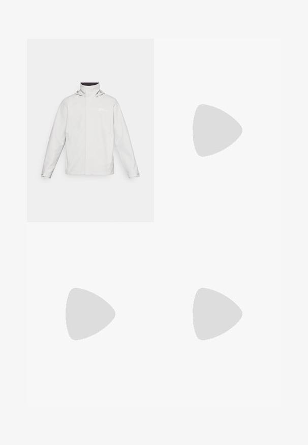 Letvægts hvid vandtæt jakke med høj krave, justerbar hætte, lange ærmer og et logo på venstre bryst. Glat tekstur.; Sort kortærmet performance t-shirt lavet af åndbart stof, med rund halsudskæring og lille hvid "SALOMON" logo på brystet.; Svarte udendørs bukser med en lynlåslomme på låret, elastisk talje og glat, vandafvisende stof. Rent design uden synlige logoer.; Sort atletisk sko med struktureret overdel, røde snørebånd og logo. Tykk sål med mønstret bund for godt greb. Minimalistisk design, set fra siden.