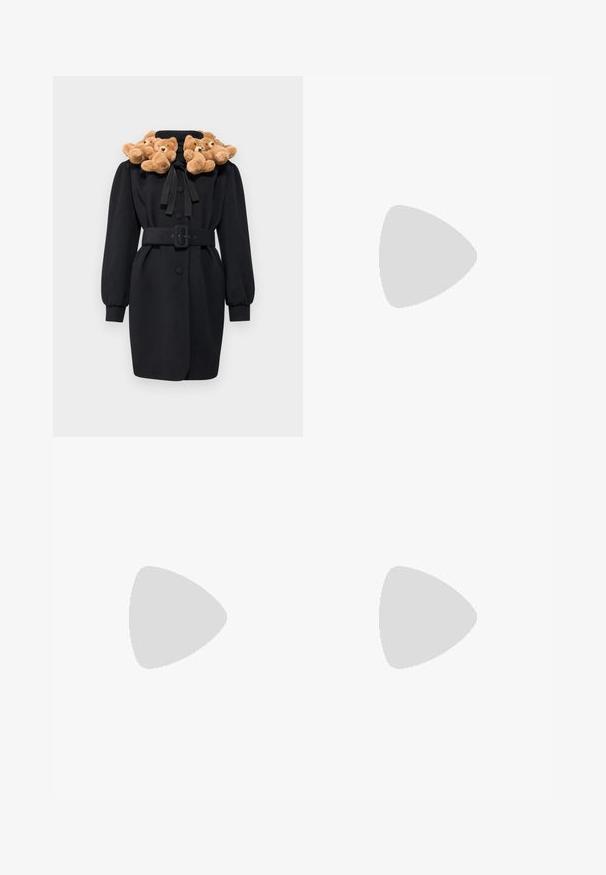 Palton negru cu guler din aplicație cu ursuleț teddy, talie cu curea și mâneci lungi cu volum. Materialul pare neted, cu un design structurat.; Tricou din bumbac negru cu mâneci scurte și textură ribbed. Prezintă text brodat alb "MOSCHINO JEANS" și numerele "86 23" pe față.; Pantaloni negri cu un material neted, design croit, picioare drepte și un talie plată fără închideri sau buzunare vizibile.; Pantofii cu toc înalt, ascuțit, de culoare neagră, sunt realizați din piele netedă. Acestea au un toc subțire și un design minimalist, fără embellishmente vizibile.
