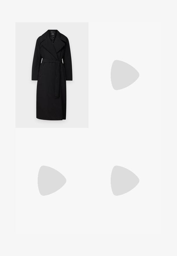 BOSS PAMIANO - Klasisks mētelis - black; Melna kokvilnas T-krekls ar apaļu izgriezumu, īsām piedurknēm un izšūtu logotipu uz krūtīm. Vienkāršs, brīvs piegriezums bez rakstiem.; Melnas pielāgotas bikses ar taisnu kāju dizainu, kas raksturojas ar gludu faktūru un asiem krokām pa priekšu. Nav redzamu metāla detaļu.; Melnas ādas slingback zābaki ar smailu purngalu, ar šauru papēdi un zelta krāsas akcentu uz regulējama siksniņas. Gluda tekstūra.