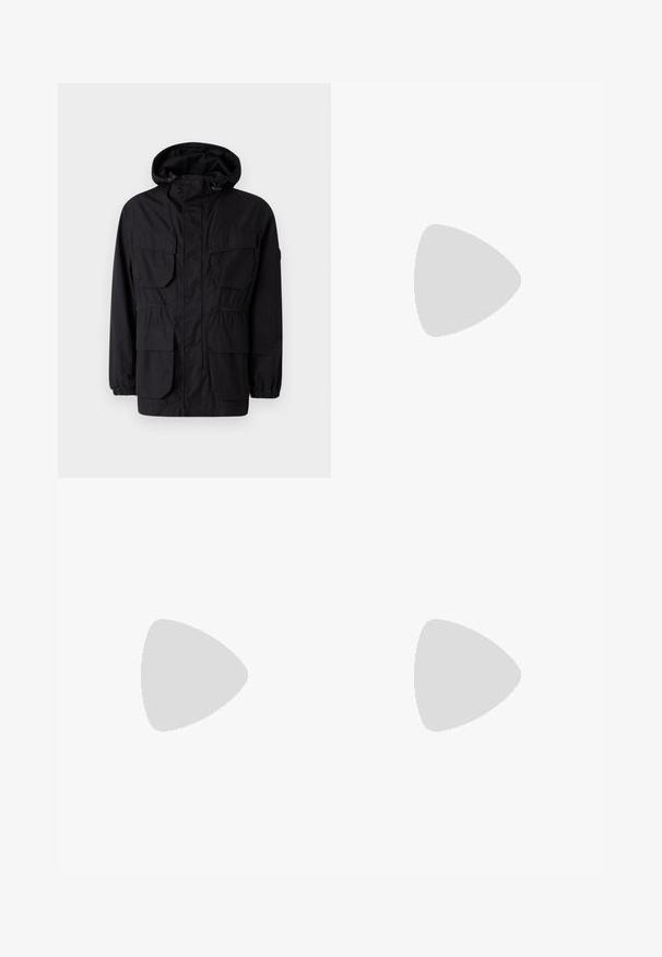 Fekete kapucnis dzseki könnyű anyagból, négy elülső zsebbel, rugalmas mandzsettával és állítható derékkal a kényelmes illeszkedés érdekében.; Fehér rövid ujjú póló, melynek mellkasán középen egy kis kék téglalap alakú logó olvasható: "HUGO", egyszínű háttér előtt.; Fekete nadrág sima anyagból, egyenes szárú kialakítással, elején pliszével és egy gombos záródással a deréknál.; Fekete bőrcipők, texturált elülső részel és sima oldalakkal. Karcsú sarokkal és hátsó hurkkal könnyű felvételhez. Klasszikus dizájn.