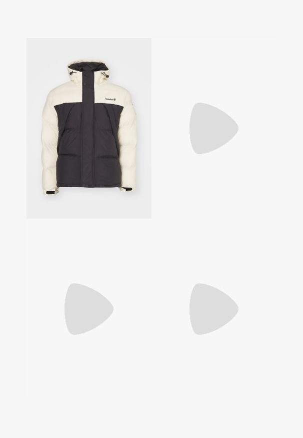 Padded jacket s krémovým horným dielom a tmavo šedým dolným dielom, s vysokým golierom, nastaviteľnou kapucňou a prednými vreckami. Logo na oblasti hrude.; Dres FC Barcelona s modro-červenými vertikálnymi pruhmi, logo Nike a grafika Spotify v strede. Vyrobený z priedušnej tkaniny.; Svetlomodré denimové džínsy s rovnými nohavicami, s polovysokým pásom, piatimi vreckami a zapínaním na gombík a zips.; Čierne kožené loafre s detailom na strapcoch, s masívnou čiernou podrážkou a žltým prešitím pozdĺž okraja. S textúrovaným povrchom.; Trojvrstvový náhrdelník zo strieborného kovu s elegantnými, flexibilnými reťazami s jemným leskom, zabezpečený sponou typu langusta a nastaviteľným reťazcom.