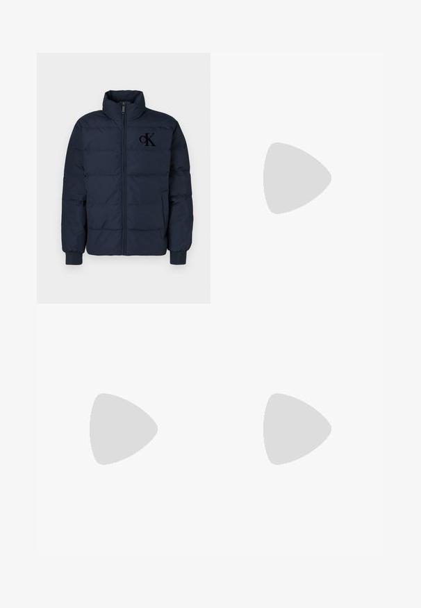 Tmavomodrá prešívaná bunda s vysokým golierom, predným zipsom a elastickými manžetami; obsahuje jemné vyšívané logo CK na hrudi.; Krémové bavlnené tričko s okrúhlym výstrihom. Krátke rukávy a voľný strih. Na výstrihu sa nachádza malé logo. Hladká textúra.; Béžové bavlnené nohavice so strihom rovného nohu, s gombíkovým zapínaním a záhybmi vpredu pre pridanie detailu.; Modré semišové tenisky s bielou gumovou podrážkou, šnurovací dizajn, okrúhla špička a kontrastný hnedý interiér. Jemné detaily prešívania.