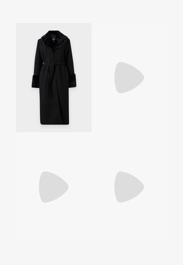 ONLY ONLEMMA LONG COAT - Cappotto classico - black; Top senza maniche bianco realizzato in tessuto a coste, caratterizzato da un collo arrotondato e una silhouette aderente, con cuciture minime e senza decorazioni.; Jeans flared di colore blu chiaro in denim, dotati di vita alta, design a cinque tasche e una leggera sfumatura verso l'orlo.; Stivali da cowboy in pelle marrone con punta affusolata e tacco a blocco, caratterizzati da dettagliati ricami e accenti rialzati sul gambale.; Orecchini a cerchio in argento con un design torciglionato, caratterizzati da una finitura lucida e chiusura a perno. Misurano circa 3 cm di diametro.