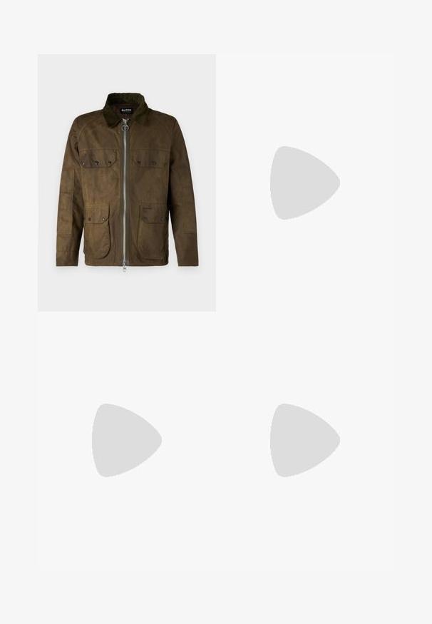 Barbour RE ENGINEERED BEDALE JACKET - Jachetă subțire - beech; Tricou alb din bumbac cu o croială lejeră, având un mic logo grafic negru în zona stângă a pieptului. Mâneci scurte, stil guler rotund.; Pantaloni negri dintr-un material neted, cu fermoar la brâu, închidere cu nasture și mansete rulate pentru un design casual.; Pantofi loafers din piele neagră, cu un finisaj texturat și o talpă din cauciuc bej contrastantă. Au un accent subtil pe partea din față.