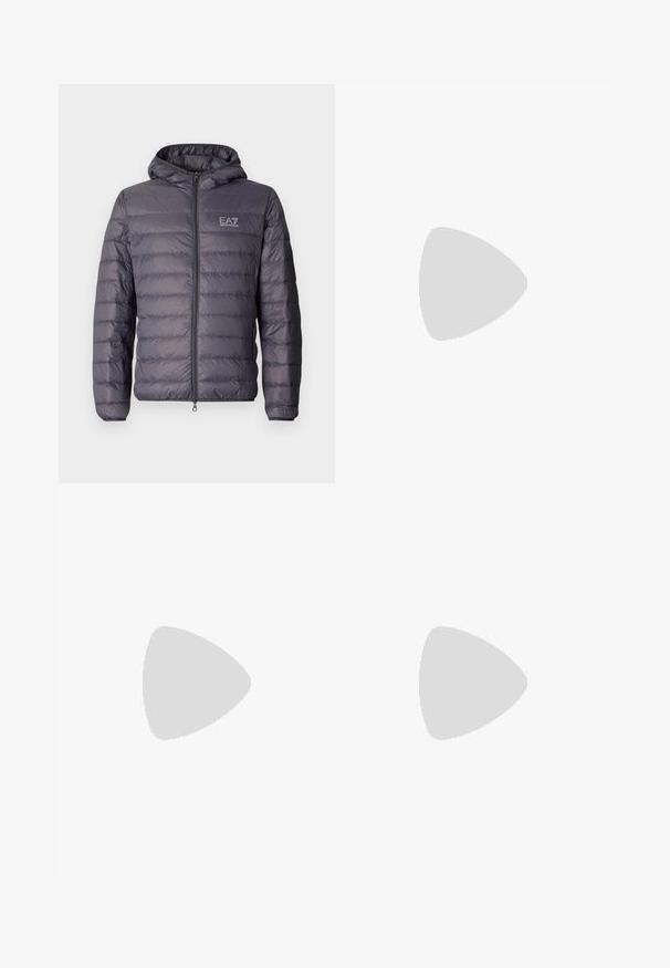 Polstret grå jakke med hette, med full glidelås foran og horisontal quiltet design. EA7-logoen er synlig på brystet.; Hvit bomulls t-skjorte med rund hals og korte ermer, med en gullfarget EA7 Emporio Armani-logo trykket på fronten.; Sorte treningsshorts laget av mykt stoff, med elastisk midje og en liten gul EA7-logo nederst på venstre ben.; Hvite lærersneakers med en jevn overflate, rund tå, flate lisser og en teksturert såle. Har en subtil logo på hælen.