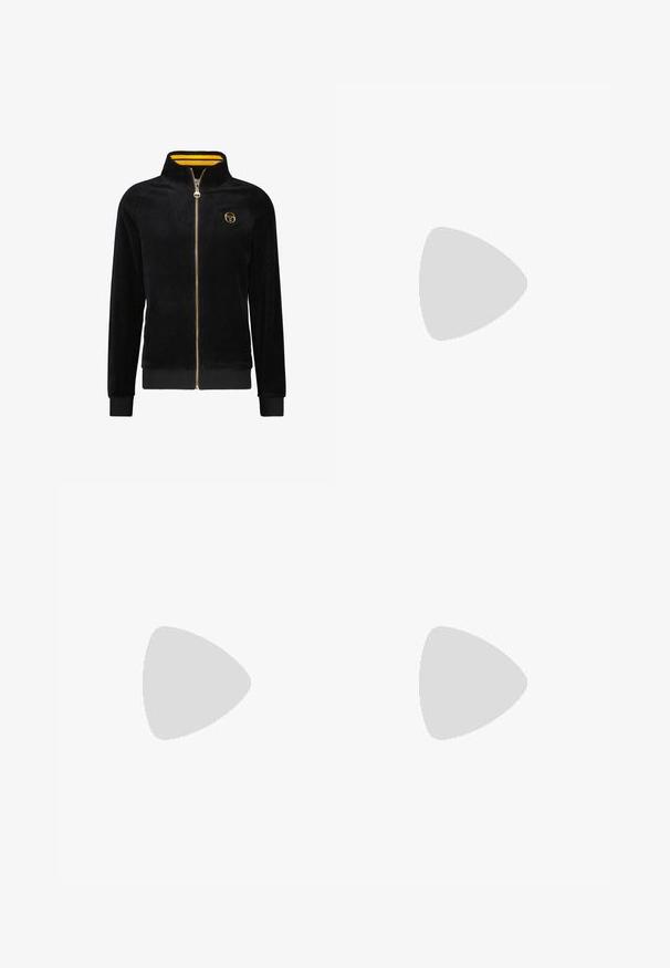 Schwarze samtige Zip-Jacke mit hohem Kragen, gelb gestreiftem Innenfutter, gerippten Bündchen und einem goldenen Logo auf der Brust.; Schwarzes, kurzärmliges Nike-T-Shirt aus glattem Material, mit einem weißen Swoosh-Logo auf der oberen linken Seite und Rundhalsausschnitt.; Schwarze Trainingshose aus einem leichten Stoff mit elastischem Bund, Knöchelabschlüssen und einem dezenten Nike-Logo auf der linken Seite.; Schwarzer Sportschuh mit strukturiertem Obermaterial, weißem Nike-Warenzeichen und einer weißen Gummisohle. Verfügt über ein Schnürdesign und eine dynamische Form.
