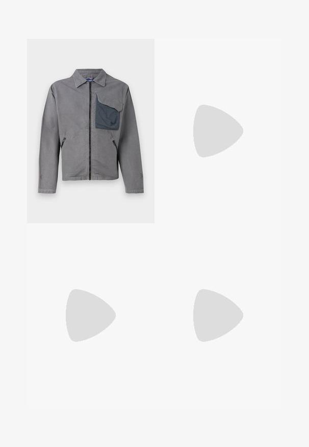 Chaqueta gris con cuello, cremallera frontal y dos bolsillos laterales. Presenta un gran bolsillo de parche texturizado en el lado izquierdo del pecho. Material de algodón.; Camiseta blanca de algodón con mangas cortas, cuello redondo y un pequeño logo gris en el lado izquierdo del pecho. Textura suave.; Pantalones negros ajustados con cintura elástica, que cuentan con dos bolsillos laterales y una franja blanca que recorre el costado de la pierna. Textura suave.; Zapatilla negra de cuero con perfil bajo, punta redondeada y cierre de cordones; cuenta con una suela de goma texturizada y detalle del logo en el talón.
